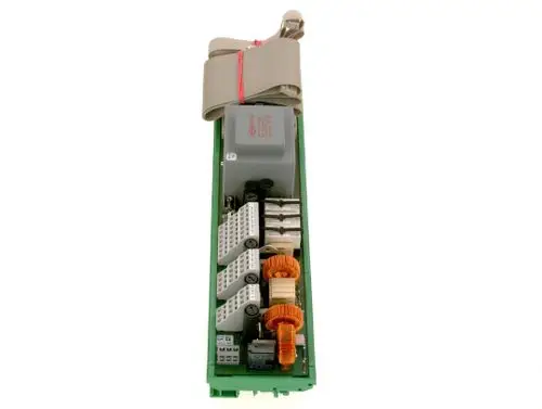 Leiterplatte mit mehreren elektrischen Komponenten, darunter Spulen und ein Relais, in einer grünen Platine. Sichtbare Anschlussleisten und ein Flachbandkabel. Bosch-Produkt.